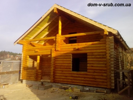 Log buildings under construction_108