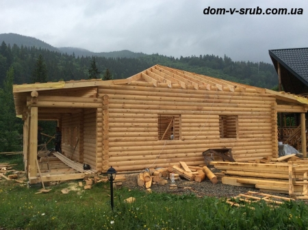 Log buildings under construction_38