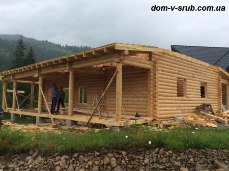 Log buildings under construction_39