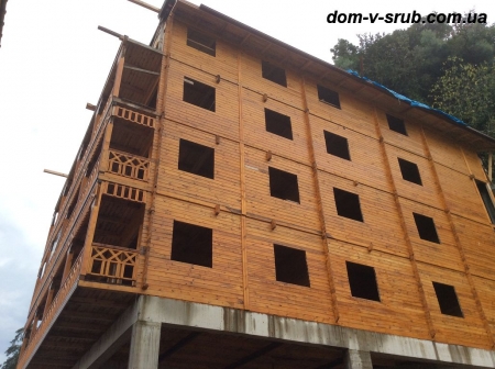 Log buildings under construction_50